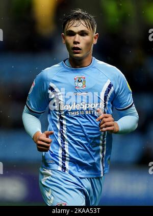 Callum Doyle von Coventry City während des Sky Bet Championship-Spiels in der Coventry Building Society Arena, Coventry. Bilddatum: Dienstag, 1. November 2022. Stockfoto