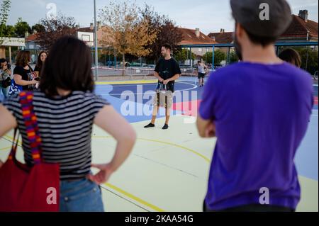 Diego Vicente Kunstwerk auf einem Schulsportplatz während des Asalto International Urban Art Festival im Barrio Isabel von Zaragoza, Spanien Stockfoto