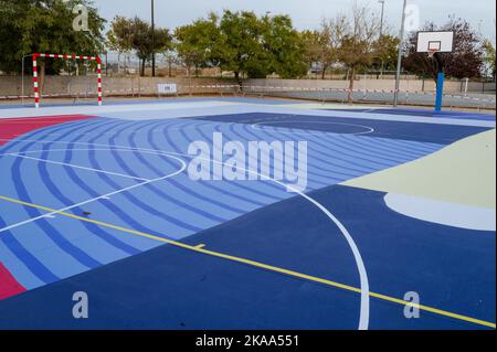 Diego Vicente Kunstwerk auf einem Schulsportplatz während des Asalto International Urban Art Festival im Barrio Isabel von Zaragoza, Spanien Stockfoto