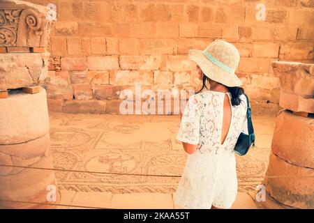 Petra, Jordanien - 7.. oktober, 2022: Kaukasische Frau Touristen in byzantinischen Kirche Stand erkunden historische Überreste von Mosaiken Stockfoto