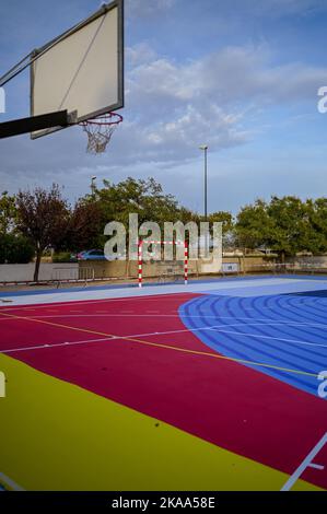 Diego Vicente Kunstwerk auf einem Schulsportplatz während des Asalto International Urban Art Festival im Barrio Isabel von Zaragoza, Spanien Stockfoto