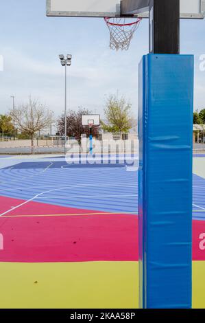 Diego Vicente Kunstwerk auf einem Schulsportplatz während des Asalto International Urban Art Festival im Barrio Isabel von Zaragoza, Spanien Stockfoto