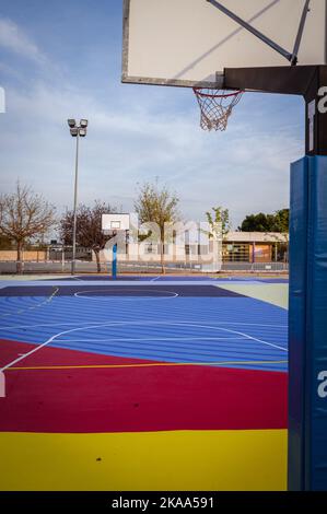 Diego Vicente Kunstwerk auf einem Schulsportplatz während des Asalto International Urban Art Festival im Barrio Isabel von Zaragoza, Spanien Stockfoto