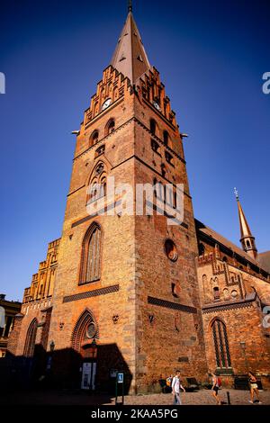 Eine vertikale Aufnahme der St. Peter's Church in Malmö, Schweden im Hintergrund des blauen Himmels Stockfoto