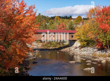 Farbenfrohe Herbstbäume in den Adirondacks rund um Jay Covered Bridge im Bundesstaat New York im Herbst Stockfoto