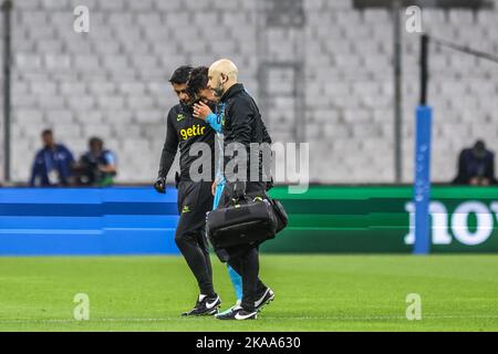 Son Heung-min von Tottenham Hotspur verlässt das Feld mit dem medizinischen Team während des UEFA Champions League-Spiel der Gruppe D im Orange Velodrome in Marseille, Frankreich. Bilddatum: Dienstag, 1. November 2022. Stockfoto