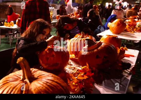 Los Angeles, USA. 1.. November 2022. Am 31. Oktober 2022 feiern die Menschen das Halloween im Zentrum von Los Angeles, Kalifornien, USA. Quelle: Xinhua/Alamy Live News Stockfoto