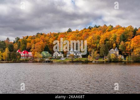 Große Häuser am See am Lake Flower am Saranac Lake im Bundesstaat New York Stockfoto