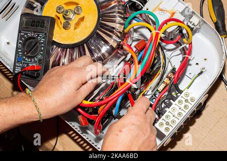 Reparatur des Spannungsstabilisators. Messung des Widerstands des elektrischen Stromkreises des Centurion Stabilisators: Russland, Anapa-20.10.2022 Stockfoto