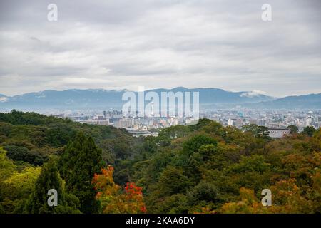 Blick auf die gesamte Stadt Kyoto vom Kiyomizu-Tempel in Kyoto, Japan Stockfoto