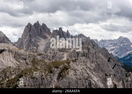 Malerische wilde alpine Landschaft rund um die 3 Zinnen Berge, die dolomiten in Südtirol Stockfoto