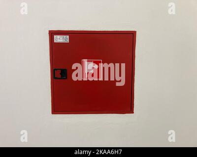 Ein Löschschlauchkasten in der Wand Stockfoto