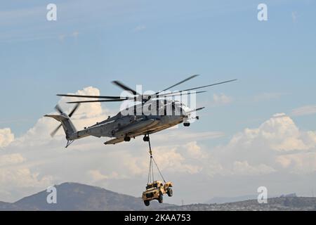 USMC CH-53E Super Stallion Helikopter legt ein Fahrzeug an Bord von MCAS Miramar in San Diego, Kalifornien ab Stockfoto