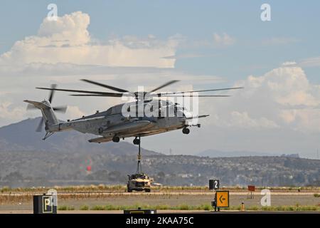 USMC CH-53E Super Stallion Helikopter legt ein Fahrzeug an Bord von MCAS Miramar in San Diego, Kalifornien ab Stockfoto
