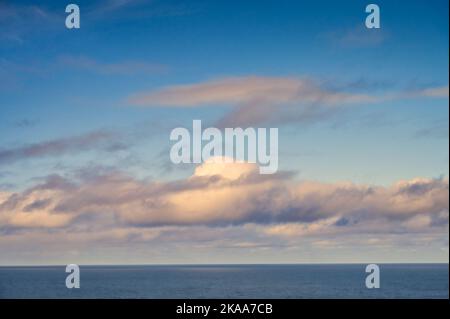 Bild von Meer und Wolkenlandschaft aus dem Kitchener-Gedächtnisturm in Marwick Head, Stockfoto