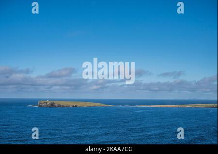 Das Bild zeigt die Gezeiteninsel Brough of Birsay vom Kitchener Memorial Tower in Marwick Head aus gesehen, Stockfoto