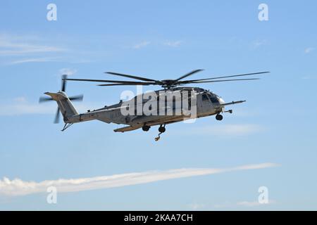 USMC CH-53E Super Hengst verlässt LZ nach einem Ladungsabfall Stockfoto