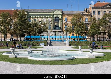 Formelle Gärten King Tomislav Square (Trg Kralja Tomislava) vor dem Art Pavilion aka Umjetnicki Paviljon, Zagreb, Kroatien Stockfoto