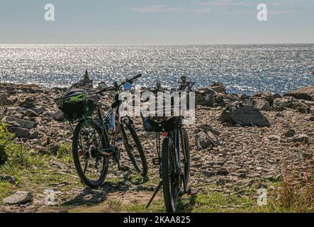 Die atemberaubende Aussicht auf die Küste des äußeren Portland Harbor, Maine von Peaks Island bei der Eröffnung des Hafens von Portland. Stockfoto
