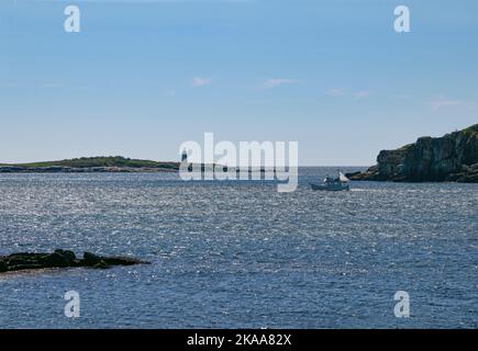 Die atemberaubende Aussicht auf die Küste des äußeren Portland Harbor, Maine von Peaks Island bei der Eröffnung des Hafens von Portland. Stockfoto