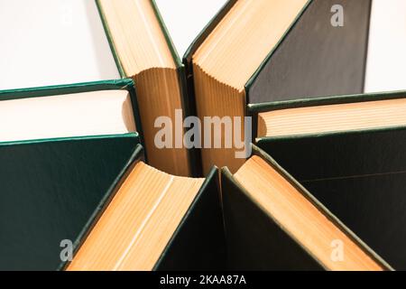Alte Bücher auf weißem Hintergrund isoliert. Stockfoto