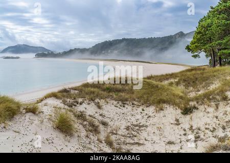 Schöner Strand von Rodas, auf den Cies-Inseln in Galicien, Spanien. Stockfoto