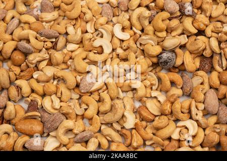 Mischung aus leckeren salzigen Nüssen. Eine Gruppe von Mandeln, Pistazien, Walnüssen, Macadamia, Cashews. Stockfoto