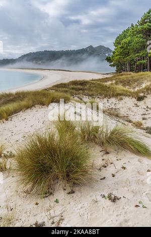 Schöner Strand von Rodas, auf den Cies-Inseln in Galicien, Spanien. Stockfoto