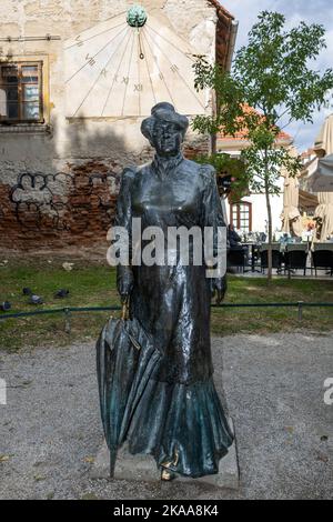 Sonnenuhr und Bronzestatue von Marija Juric Zagorka, Kroatiens erster Feministin und Journalistin, Tkalciceva ulicaZagreb, Kroatien Stockfoto