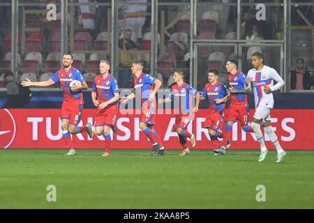 Pilsen, Tschechische Republik. 01.. November 2022. Tomas Chory (Pilsen), links, feiert sein Elfmetor während der UEFA Champions League, der letzten 6. Runde, Gruppe C, Spiel FC Viktoria Pilsen gegen FC Barcelona, am 1. November 2022 in Pilsen, Tschechische Republik. Kredit: Miroslav Chaloupka/CTK Foto/Alamy Live Nachrichten Stockfoto