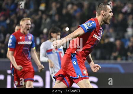 Pilsen, Tschechische Republik. 01.. November 2022. Tomas Chory (Pilsen) feiert sein Elfmeterziel während der UEFA Champions League, der letzten 6. Runden, Gruppe C, des Spiels FC Viktoria Pilsen gegen FC Barcelona, am 1. November 2022 in Pilsen, Tschechische Republik. Quelle: VIT Simanek/CTK Photo/Alamy Live News Stockfoto