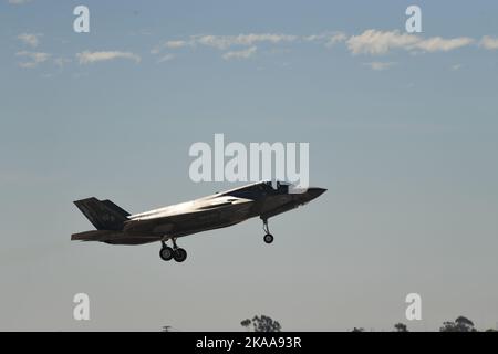 USMC F-35B Lightning II landet bei MCAS Miramar in San Diego, Kalifornien Stockfoto