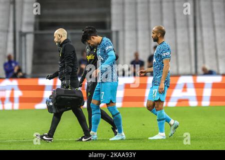 Son Heung-min von Tottenham Hotspur verlässt das Feld mit dem medizinischen Team während des UEFA Champions League-Spiel der Gruppe D im Orange Velodrome in Marseille, Frankreich. Bilddatum: Dienstag, 1. November 2022. Stockfoto