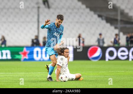 Rodrigo Bentancur von Tottenham Hotspur (links) und Matteo Guendouzi von Marseille kämpfen während des UEFA Champions League-Spiels der Gruppe D auf dem Orange Velodrome in Marseille, Frankreich, um den Ball. Bilddatum: Dienstag, 1. November 2022. Stockfoto