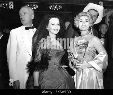 CECIL BEATON LESLIE CARON und ZSA ZSA GABOR bei der Gala-Premiere von Elizabeth Taylor und Montgomery Clift in RAINTREE COUNTY im Stanley Warner Beverly Hills Theater am Dienstag, den 8. 1957. Oktober, für Metro Goldwyn Mayer Stockfoto