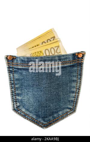 Geld in der Gesäßtasche der Jeans, isoliert auf weißem Hintergrund. Ein Stapel von 200 Euro Scheinen in einer Jeanstasche. . Das Konzept der Investition, Cash Stockfoto