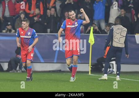 Pilsen, Tschechische Republik. 01.. November 2022. Tomas Chory (Pilsen), Mitte, feiert sein Tor während der UEFA Champions League, letzte 6. Runde, Gruppe C, Spiel FC Viktoria Pilsen gegen FC Barcelona, am 1. November 2022, in Pilsen, Tschechische Republik. Kredit: Miroslav Chaloupka/CTK Foto/Alamy Live Nachrichten Stockfoto