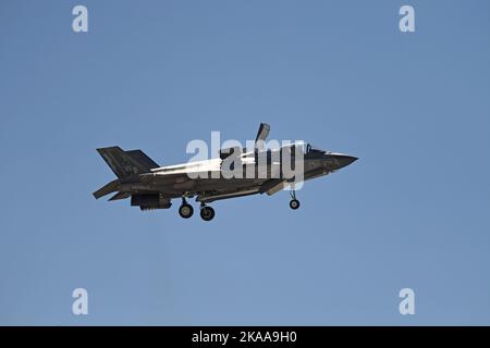 USMC F-35B in schwebt bei MCAS Miramar in San Diego, Kalifornien Stockfoto