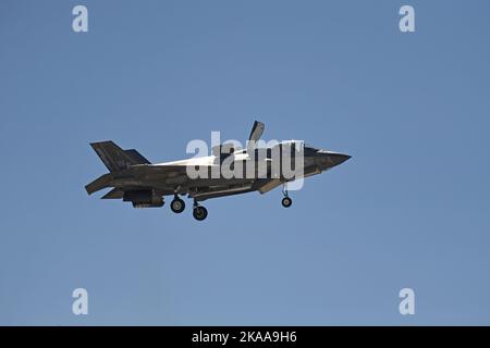 USMC F-35B in schwebt bei MCAS Miramar in San Diego, Kalifornien Stockfoto