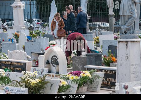 Porto, Portugal. 01.. November 2022. Eine Person reinigt den Grabstein während Allerheiligen. Im November 1. erinnern sich die Familien an ihre verstorbenen Angehörigen. Eine Tradition, die seit Hunderten von Jahren besteht. Papst Gregor III. Hat im 7.. Jahrhundert allen Heiligen eine Kapelle im Petersdom geweiht. Es war im 9.. Jahrhundert, dass Papst Gregor IV. Dieses Fest für die ganze Kirche. Kredit: SOPA Images Limited/Alamy Live Nachrichten Stockfoto