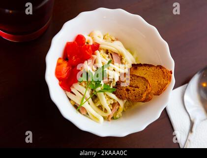 Salat aus napa-Kohl, Schinken, Eiern und Mayo mit Toast Stockfoto