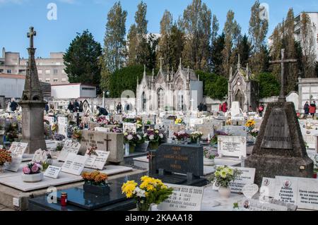 Porto, Portugal. 01.. November 2022. Blick auf den Friedhof Lordello do Ouro in Porto. Im November 1. erinnern sich die Familien an ihre verstorbenen Angehörigen. Eine Tradition, die seit Hunderten von Jahren besteht. Papst Gregor III. Hat im 7.. Jahrhundert allen Heiligen eine Kapelle im Petersdom geweiht. Es war im 9.. Jahrhundert, dass Papst Gregor IV. Dieses Fest für die ganze Kirche. Kredit: SOPA Images Limited/Alamy Live Nachrichten Stockfoto