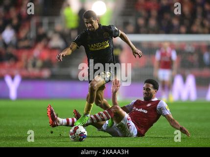 Bristol, England, 1.. November 2022. Der Lliman Ndiaye von Sheffield Utd wurde von Zak Vyner von Bristol City während des Sky Bet Championship-Spiels am Ashton Gate in Bristol angegangen. Bildnachweis sollte lauten: Ashley Crowden / Sportimage Stockfoto