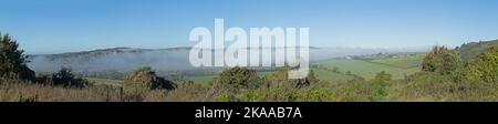 Nebel über dem Tal des Flusses Adur, Lancing College, Shoreham by Sea, Panoramablick, Photomerge, South Downs, West Sussex, England, Großbritannien Stockfoto