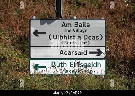 Straßenschilder in Gälisch und Englisch auf der Isle of Eriskay in den Äußeren Hebriden, Schottland, Großbritannien. Stockfoto