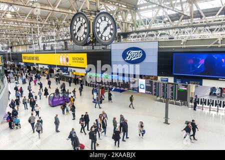 Abflughalle am Bahnhof London Waterloo, Waterloo, London Borough von Lambeth, Greater London, England, Vereinigtes Königreich Stockfoto