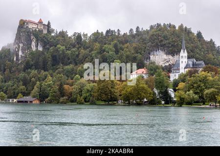 Im Regen ist die Burg Bled, die Pfarrkirche St. Martina, der Bleder See, Bled, Oberkrain, Slowenien, eisiger Ursprung Stockfoto