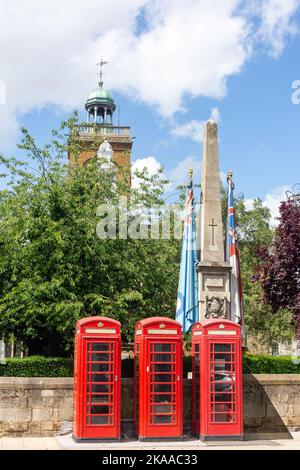 Northampton war Memorial und traditionelle Telefonzellen , Wood Hill, Northampton, Northamptonshire, England, Vereinigtes Königreich Stockfoto