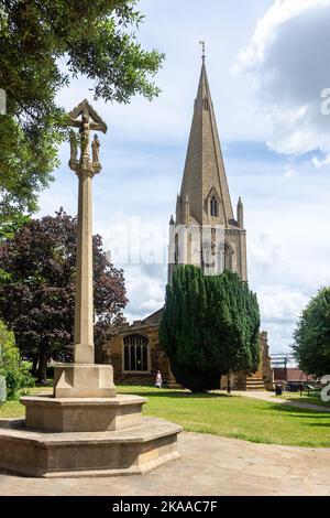 All Hallovs Church & War Memorial, Church Road, Wellingborough, Northamptonshire, England, Vereinigtes Königreich Stockfoto