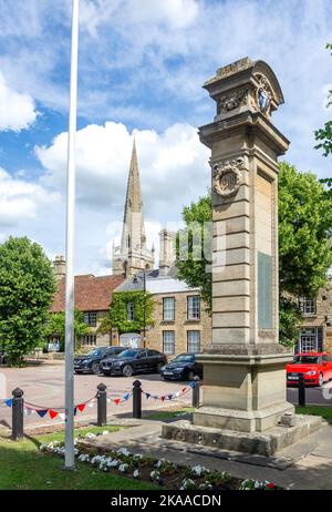 St Mary's Church and war Memorial, Market Square, Higham Ferrers, Northamptonshire, England, Vereinigtes Königreich Stockfoto